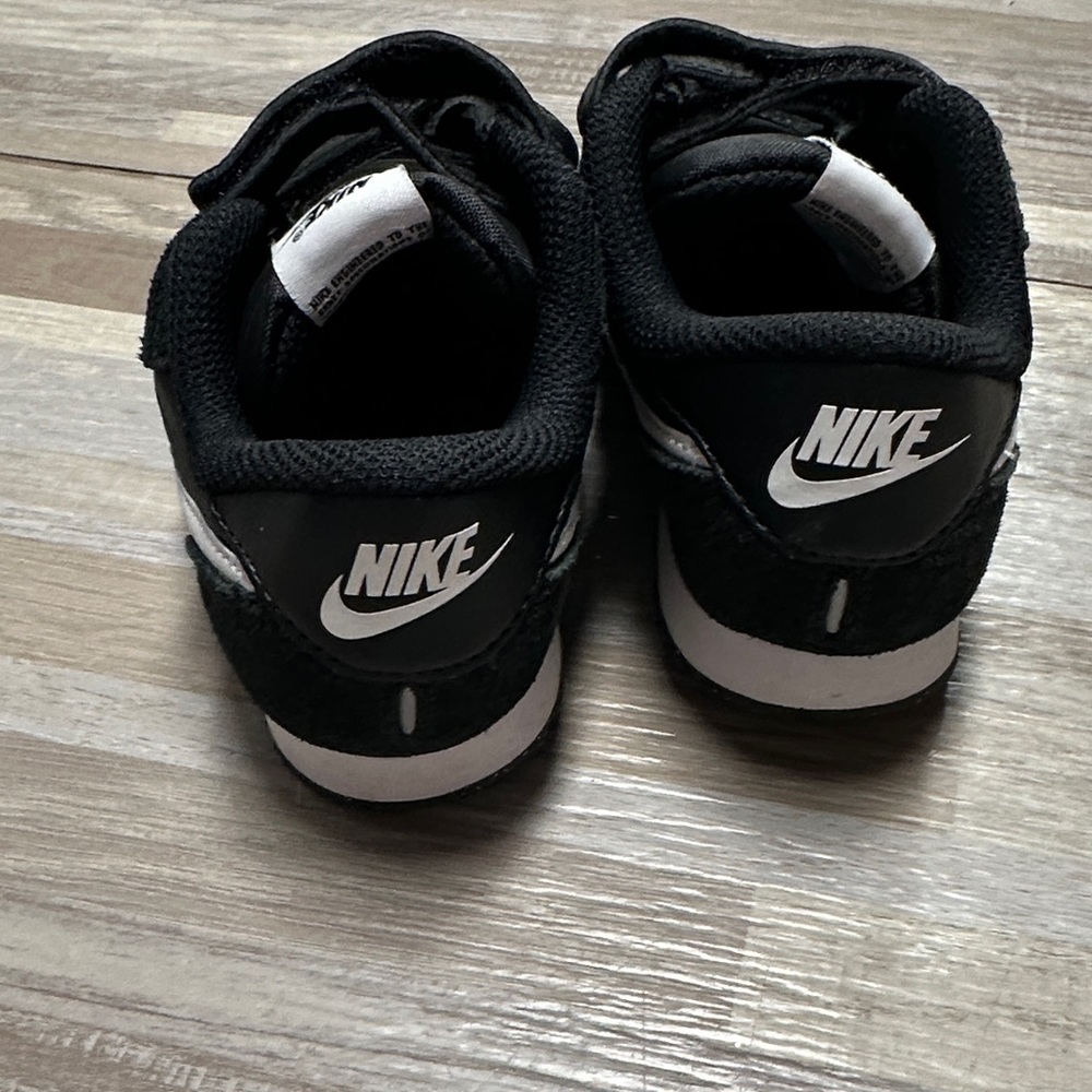 Kids Nike Black and White Velcro Sneakers - Picture 4 of 5